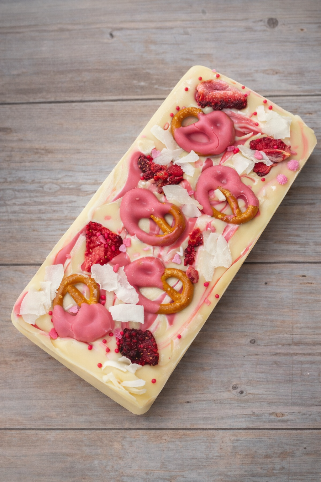 Witte chocoladereep – aardbei, pretzel & kokos
